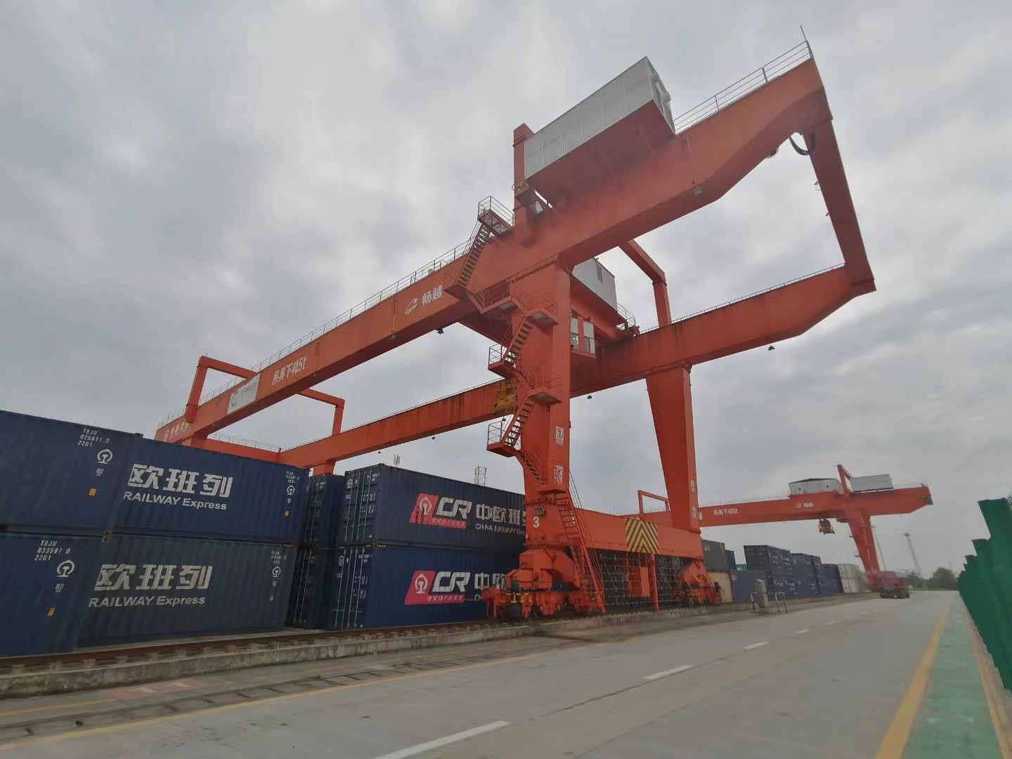 [軌道式集裝箱龍門吊]